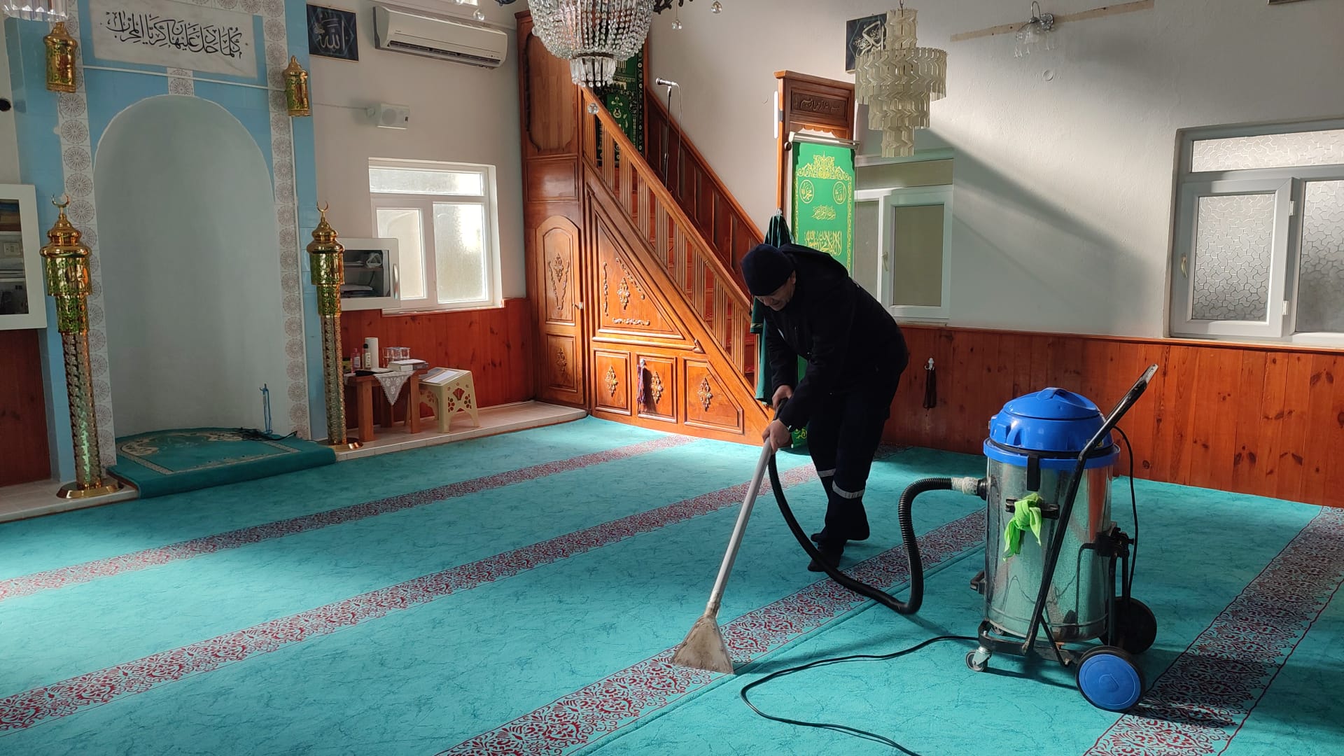 Kandıra Belediyesi Ramazan Ayında İlçedeki Camilerde Kapsamlı Temizlik Çalışmalarına Devam Ediyor