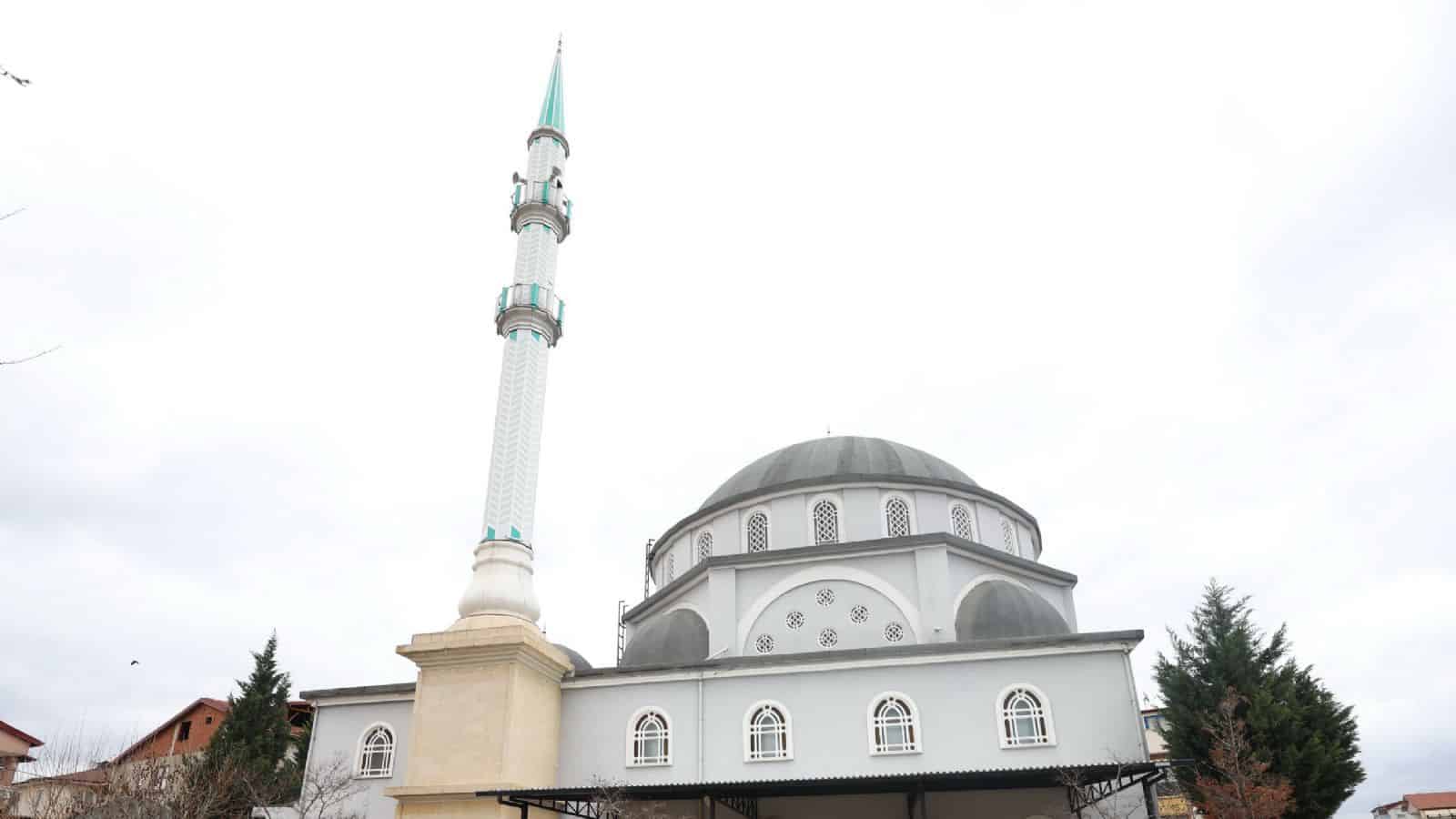 Derince Belediyesi’nden İbadethanelere Çelik Sundurma Desteği Devam Ediyor