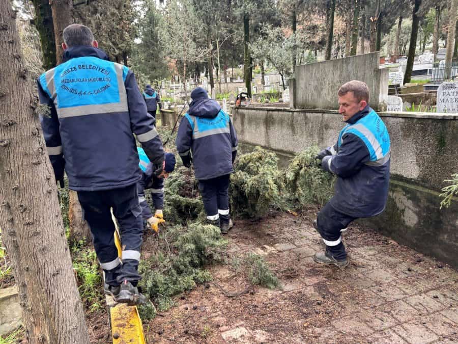 Gebze’de Mezarlıklarda Ramazan ve Bayram Öncesi Yoğun Bakım Çalışmaları Sürüyor