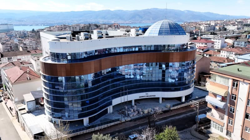 Derince Belediyesi'nin Yeni Hizmet Binasında Son Düzenlemeler Yapılıyor