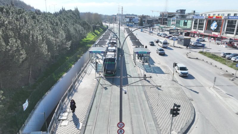Akçaray Tramvay Hattı'nda Alikahya Yönünde 6 Yeni Durağın Tabelaları Yerlerine Monte Edildi