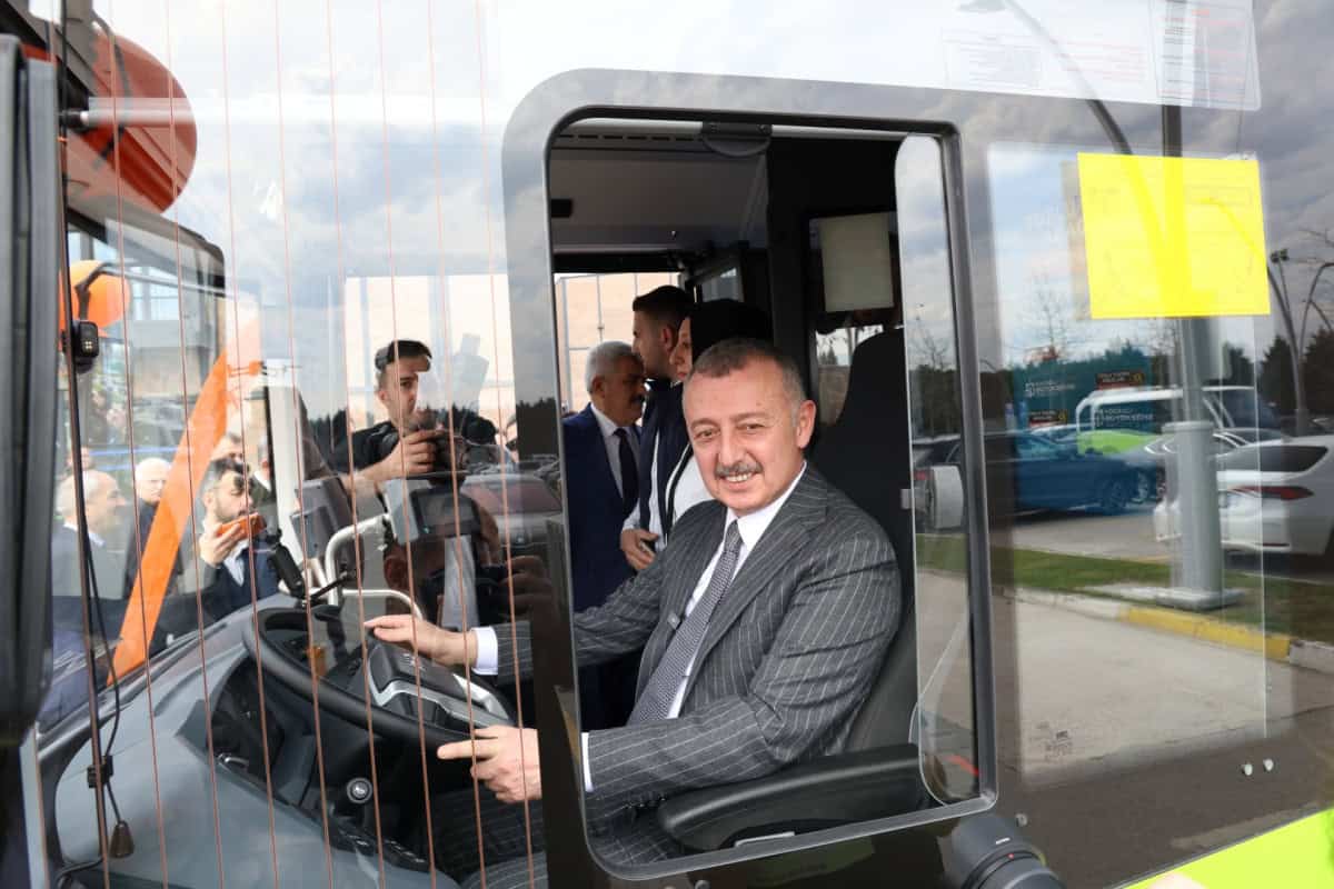 Başkan Tahir Büyükakın, İzmit Körfezi Dip Çamuru Temizliği Projesini Uluslararası Medyaya Tanıttı