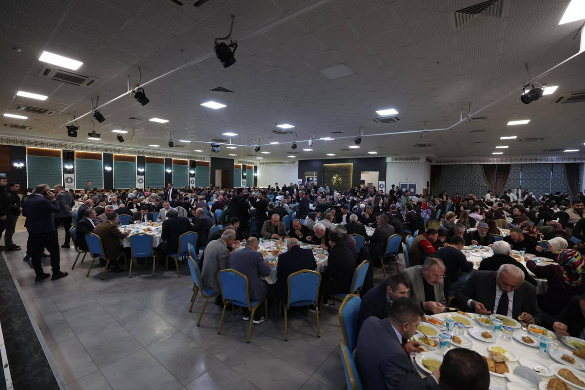 Başkan Tahir Büyükakın, Pazarcılar Odası İftarında Esnafla Bir Araya Geldi