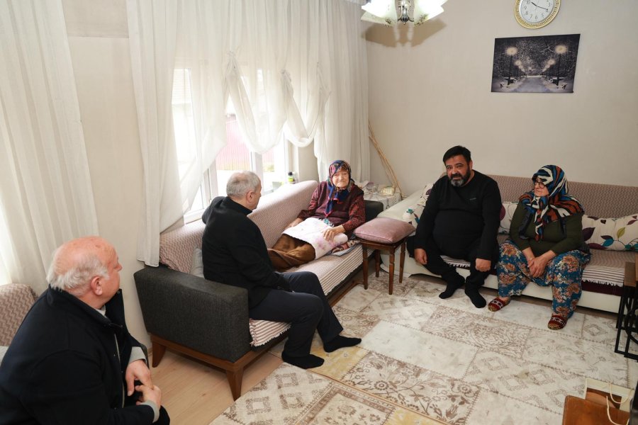 Başkan Zinnur Büyükgöz'den 100 Yaşındaki Hesna Karaca'ya Anlamlı Ev Ziyareti