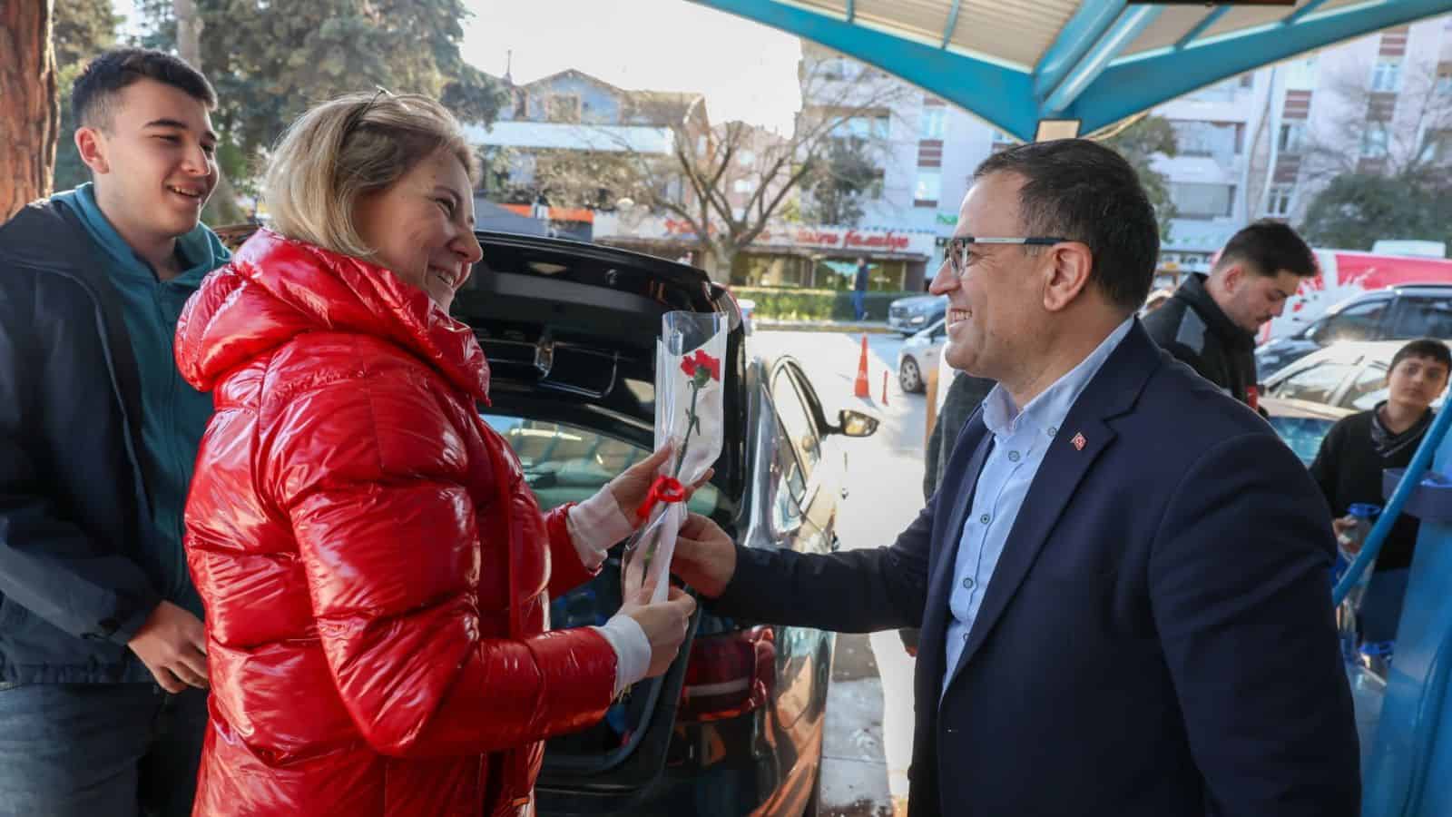 Başkan Sertif Gökçe, 8 Mart'ta Kadınlara Çiçek Takdim Ederek Günlerini Kutladı