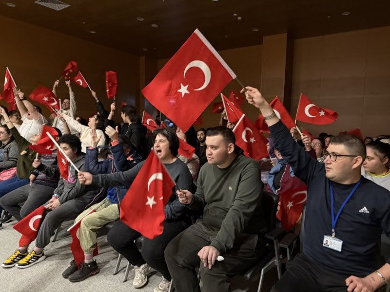 İzmit Beyaz Kalpler Merkezi’nde Öğrencilerden Mehmet Akif Ersoy’a ve İstiklal Marşı’na Vefa Programı
