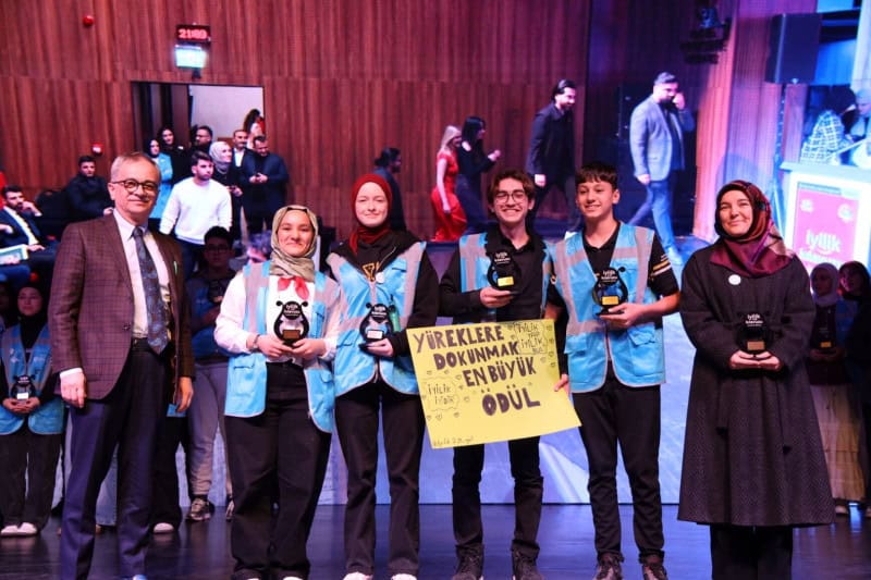 Kocaeli Büyükşehir’in İyilik Kılavuzu Yarışmasında Dereceye Giren Takımlar Ödüllendirildi