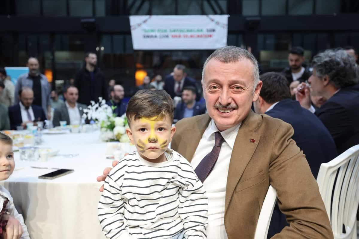 Tahir Büyükakın, TÜGVA Kocaeli’nin Aile İftarında Gençlerle Buluştu ve Birlik Mesajı Verdi