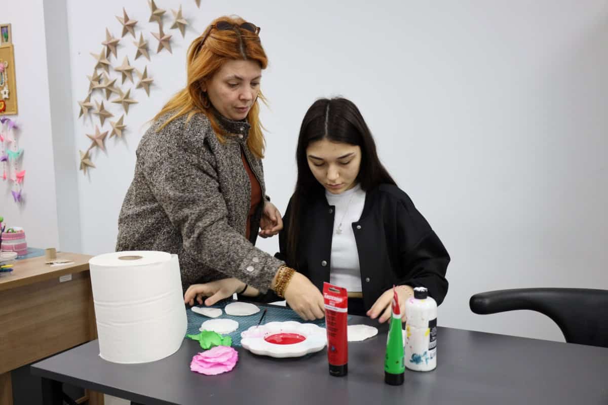 Beyaz Kalpler Eğitim Merkezi, Kocaeli’de Gençlere Meslek ve Sosyal Gelişim Fırsatı Sunuyor