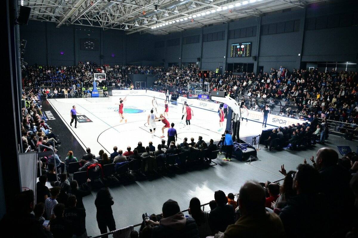 Çayırova Belediyesi, Gaziantep Basketbol'u uzatmada mağlup ederek liderliğe yükseldi