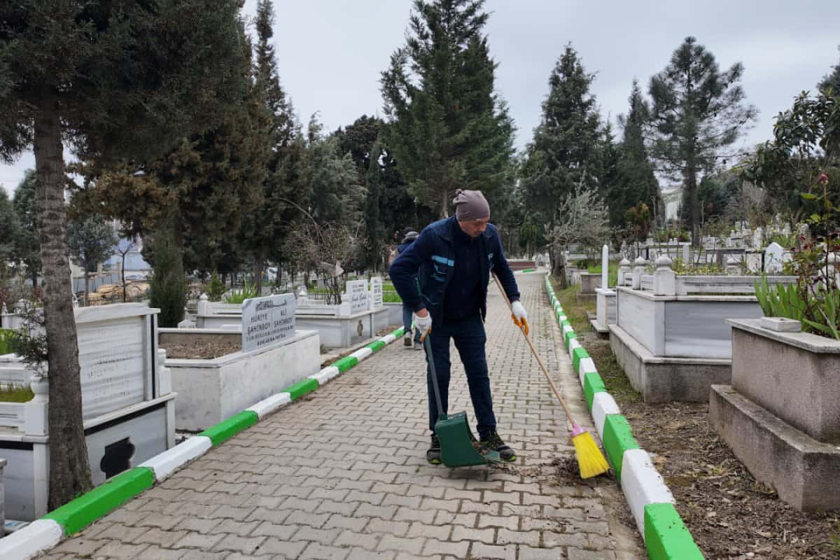 Çayırova’daki Mezarlıklar Ramazan Bayramı Ziyaretlerine Hazır Hale Getirildi