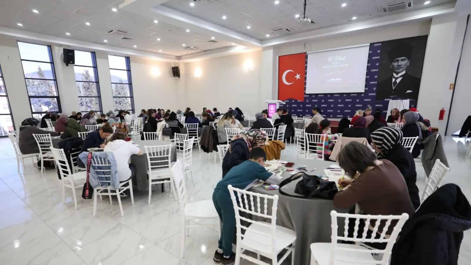 Derince’de Kadınlar, Mandala Çanta Boyama Etkinliğinde Üretkenliklerini Kutladı