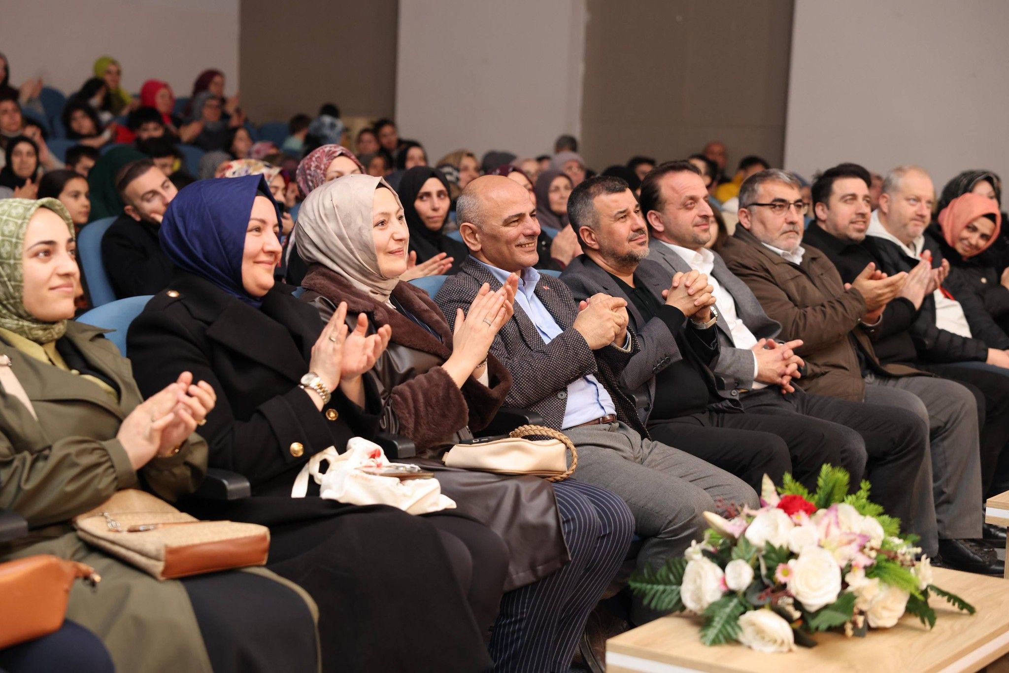 Dursun Ali Erzincanlı, Körfez’de Ramazan Etkinliğinde Şiirleriyle Dinleyicileri Buluşturdu
