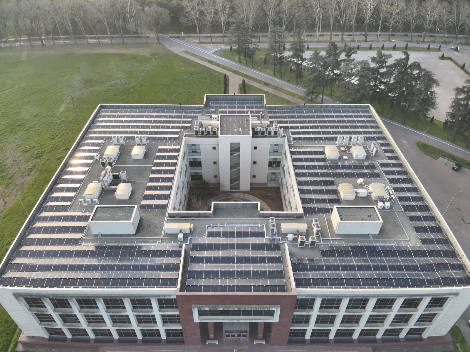 GTÜ'de Güneş Enerji Santrali Kurulumu ile Sürdürülebilirlik Projesi Hayata Geçiyor