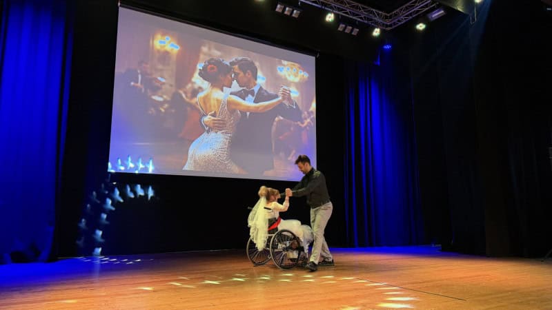 Kocaeli’de Engelsiz Sanat Gecesi, Farklı Danslarla Büyük İlgi Gördü
