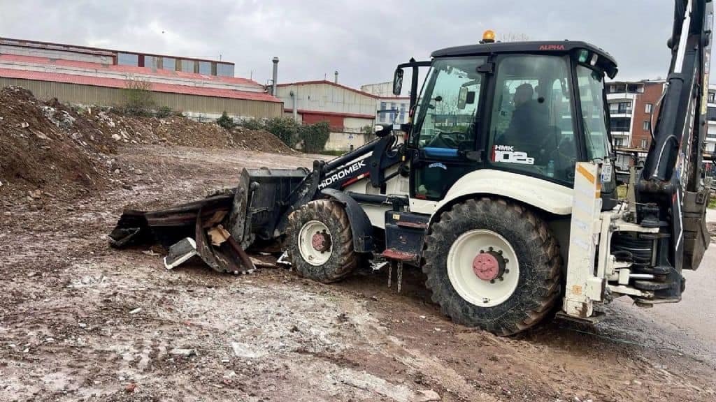 Körfez Belediyesi Foto-Kapan ile Atık Bırakan Araç Sahibine Yasal İşlem Başlattı