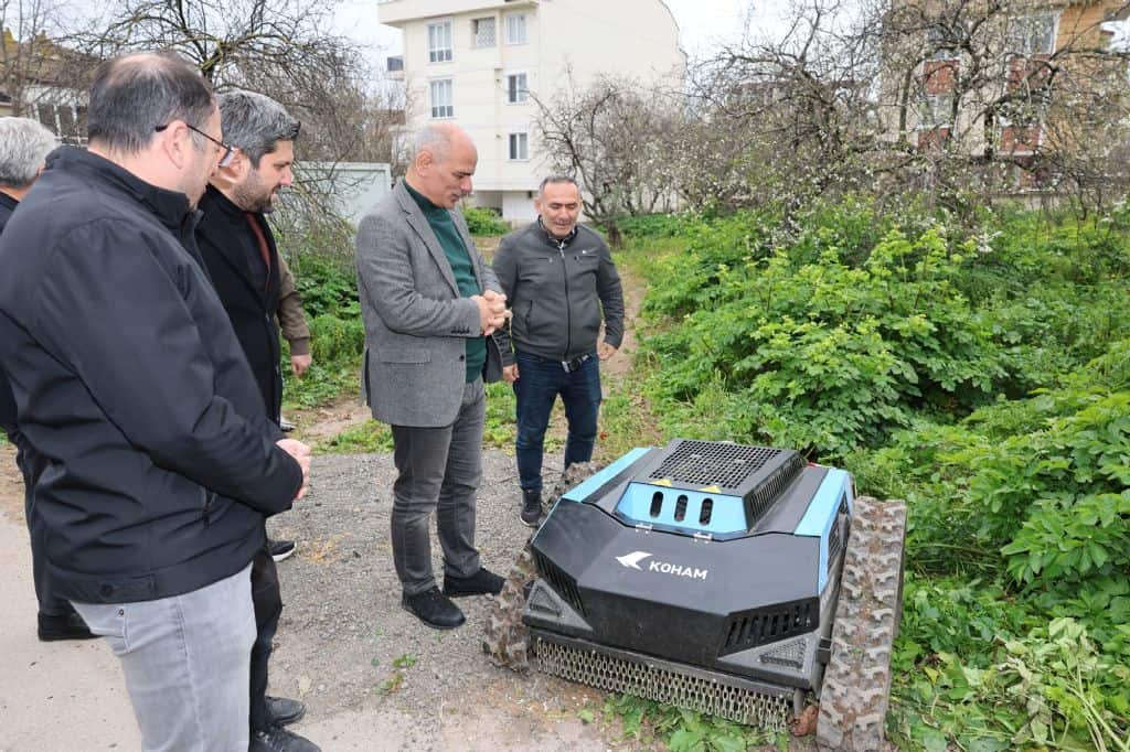 Körfez Belediyesi, Çalı Canavarı Ot Biçme Robotu ile Yeşil Alanlarda Verimliliği Artırıyor