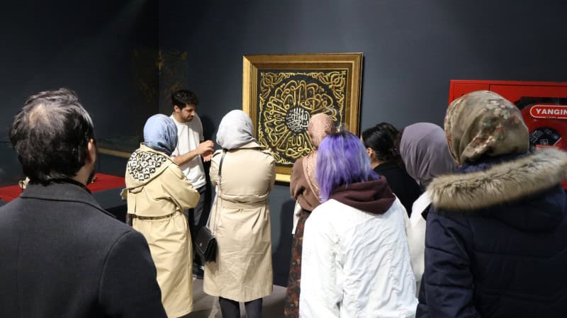 Beyaz Kalpler Öğrencileri Mukaddes Emanetler Sergisi’nde Tarihi Değerleri İnceledi