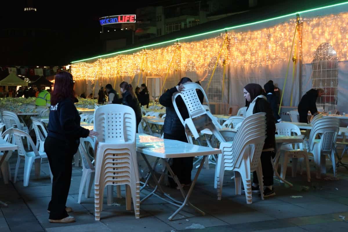 Kocaeli İzmit Kent Meydanı’ndaki Ramazan Çadırı’nda Ekipler Düzen ve Temizlik İçin Yoğun Mesai Yapıyor