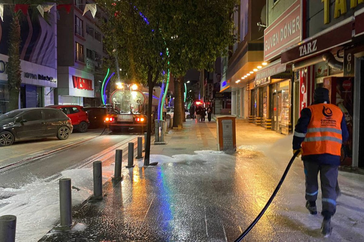 Çayırova Belediyesi, Ramazan Bayramı öncesi Fatih Caddesi’nde kapsamlı temizlik gerçekleştirdi