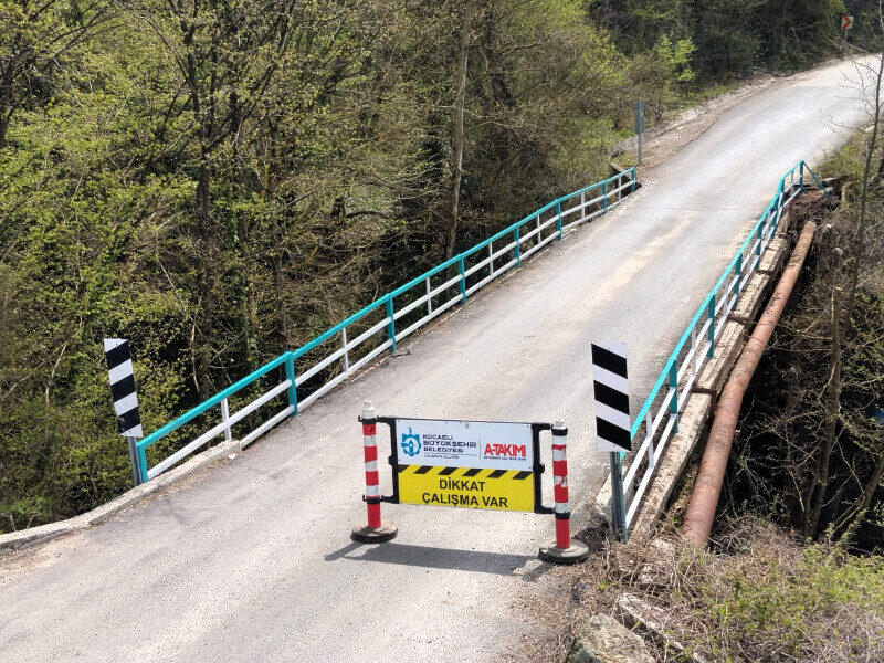 Kocaeli'de Karaabdülbaki Kurt Dere Köprüsü'nde Demir Korkuluklar Yenilendi