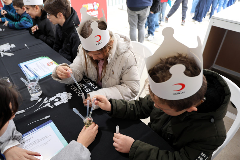 İzmit’te 23 Nisan Çocuk Şenliği Atölyelerinde Minikler Hem Öğreniyor Hem Üretiyor