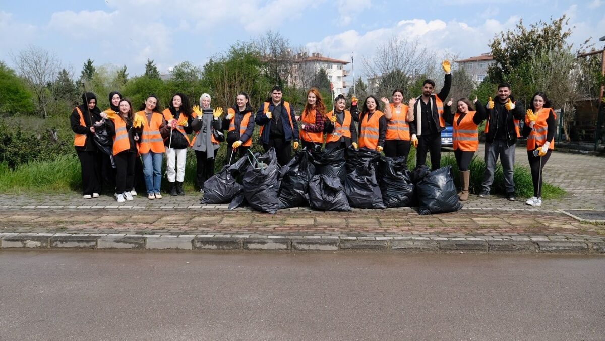 Başiskele’de Üniversiteli Gençlerden Topluma Örnek Çevre Temizliği Etkinliği