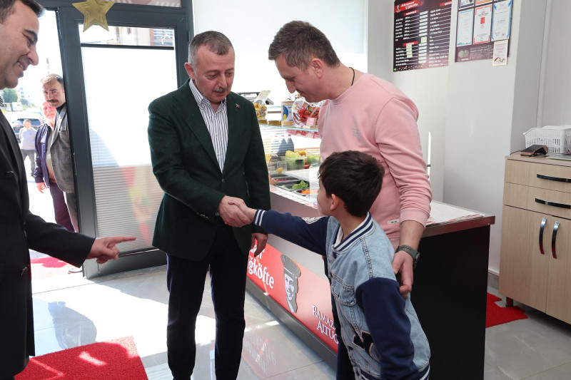 Başkan Büyükakın, Gölcük ve Başiskele’de Esnaflarla Buluştu, Yeni İşyerlerinin Açılışına Katıldı
