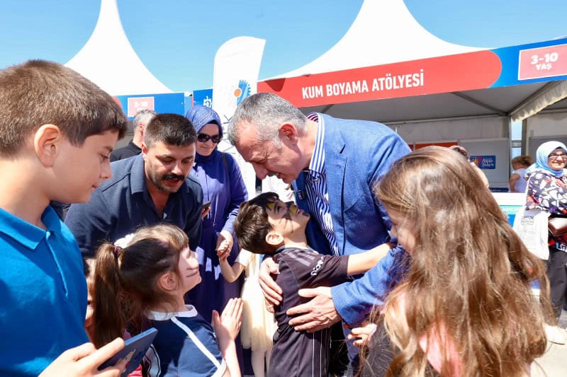 Başkan Tahir Büyükakın, 23 Nisan Şenliklerinde Çocukların Coşkusuna Ortak Oldu