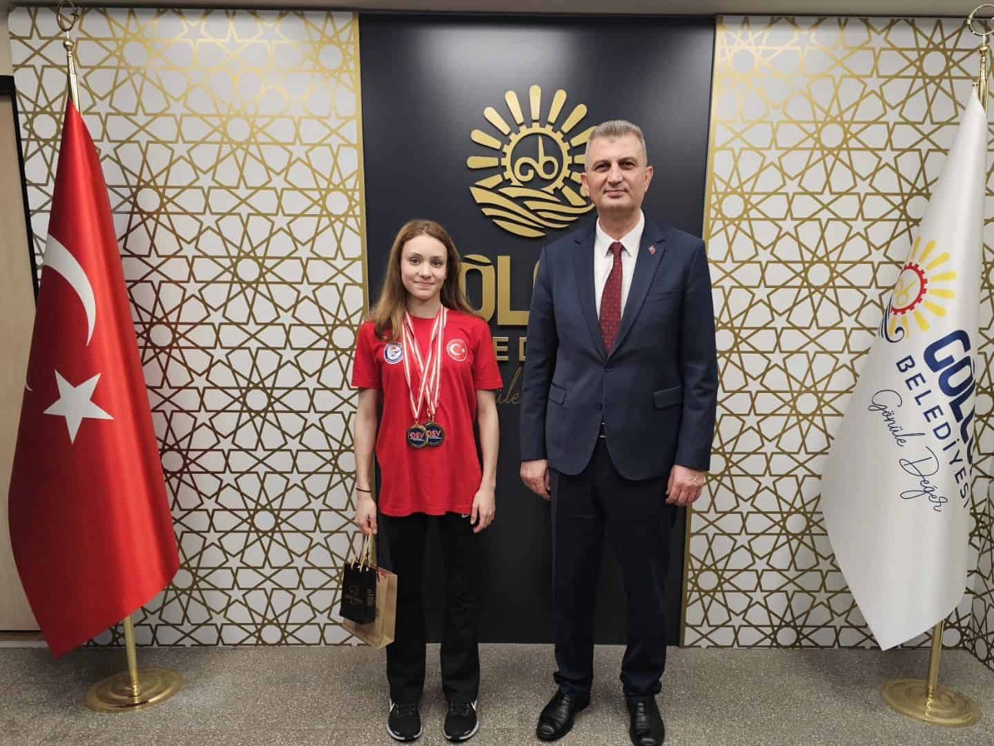 Başkan Sezer’den, Avusturya’da Çifte Altın Kazanan Milli Yüzücü Alara Gökalp’e Tebrik