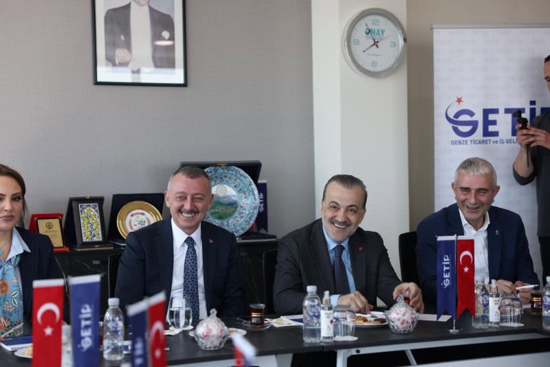 Başkan Büyükakın ve Talus, Gebze’de Ticaret ve İş Platformu’nu Ziyaret Etti