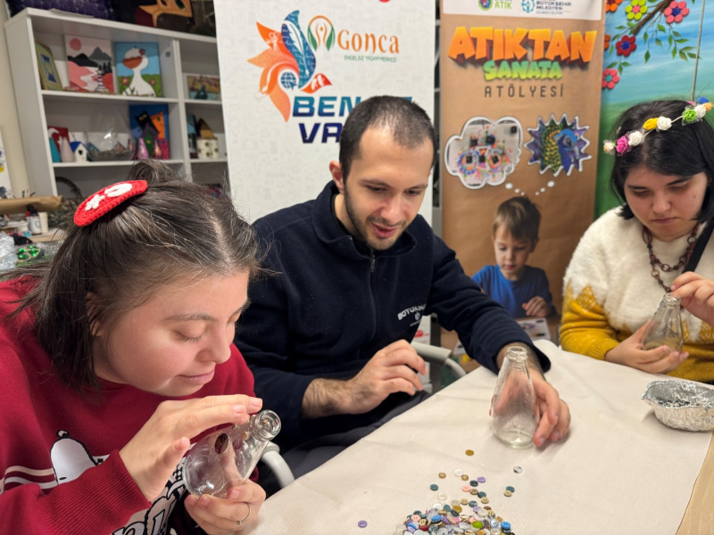 Kocaeli'de Cam Atıklar Gonca Engelsiz Yaşam Merkezi'nde Dekoratif Sanata Dönüştürüldü