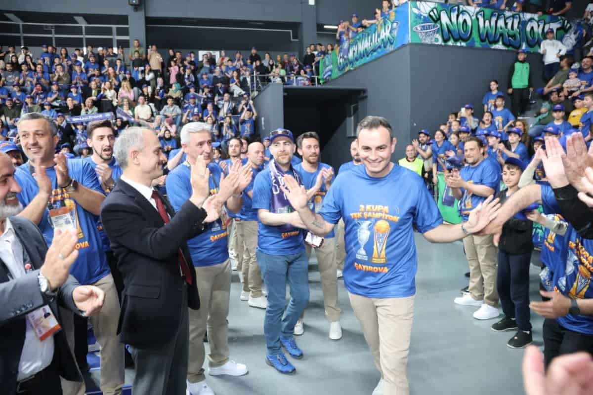 Çayırova Belediyesi Basketbol Takımı, şampiyonluk kupasını büyük coşkuyla aldı