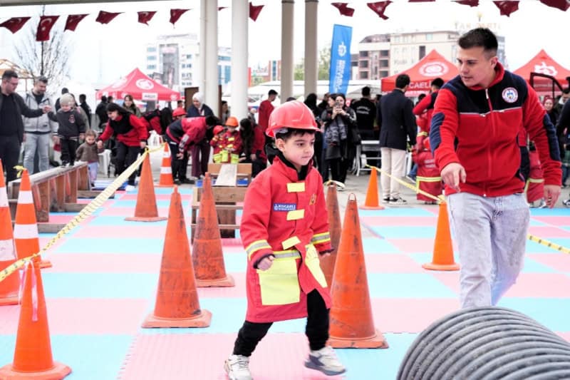 İzmit Milli İrade Meydanı’nda 23 Nisan Şenliği Çocuklara Unutulmaz Anlar Yaşattı