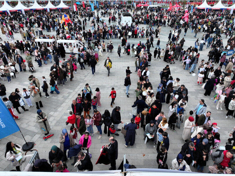 İzmit Milli İrade Meydanı’nda Çocuklara Özel 23 Nisan Şenliği Renkli Görüntülerle Sürüyor