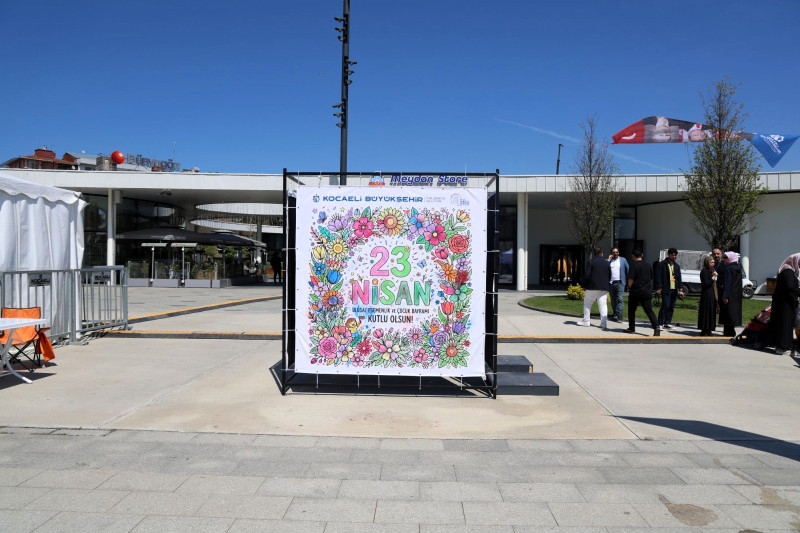 Kocaeli’de 23 Nisan’da Çocuklar Dev Boyama Küpünü Renklerle Buluşturdu