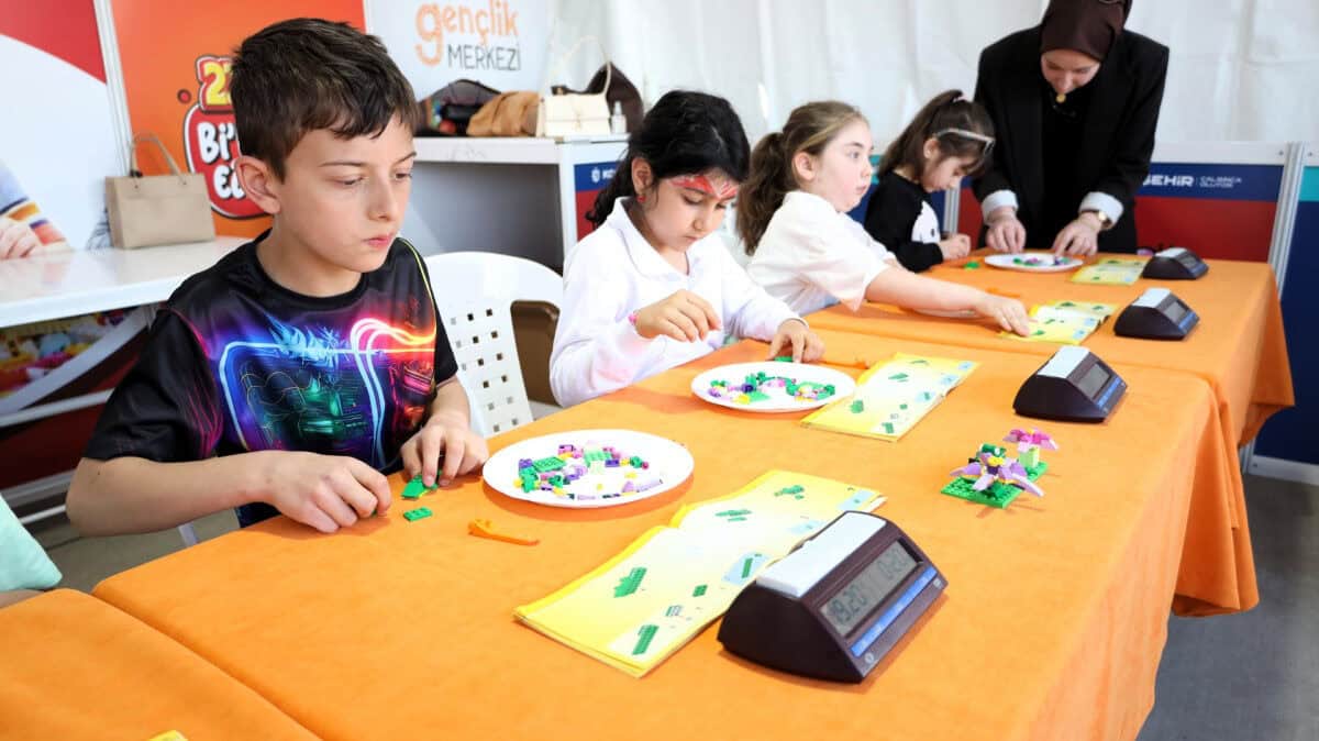 Kocaeli’de 23 Nisan Şenliklerinde Çocuklar Renkli Atölyelerde Yeteneklerini Geliştiriyor