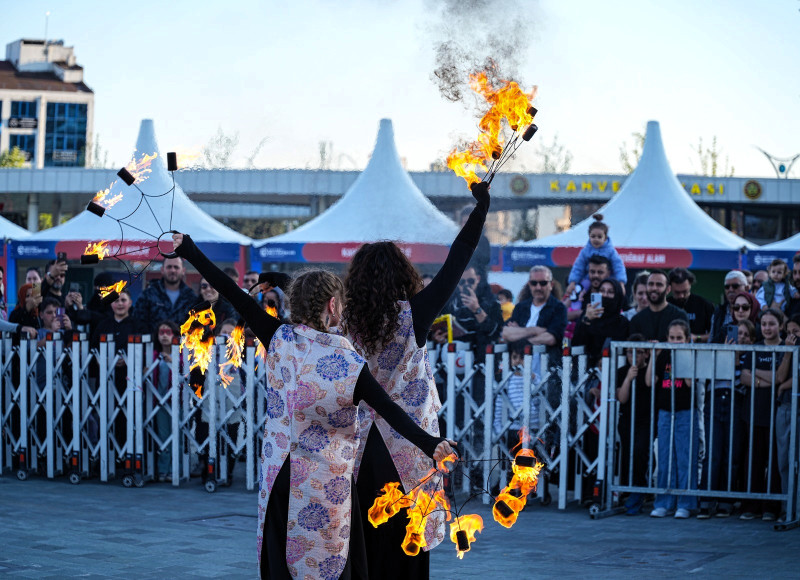 Kocaeli İzmit Milli İrade Meydanı’nda 23 Nisan’da Ateş Gösterisi Çocukları Büyüledi