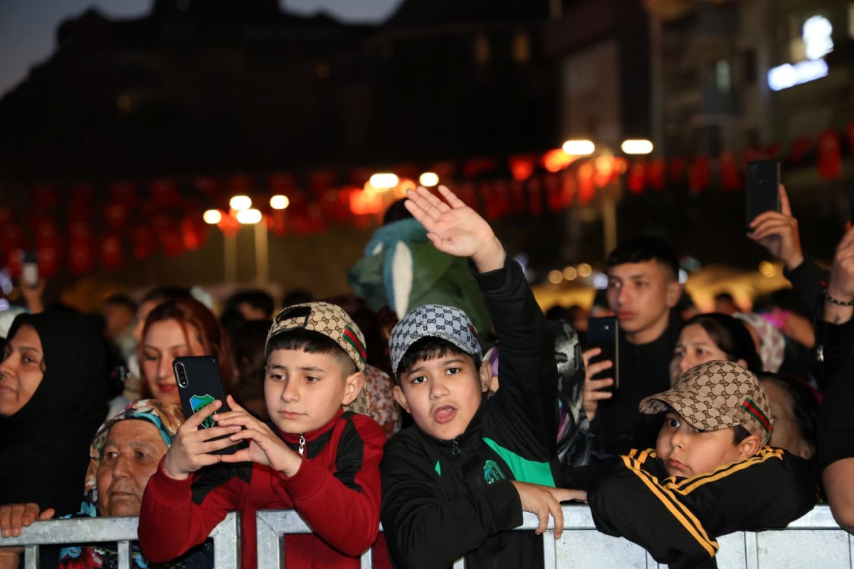 Kocaeli’de Dünya Romanlar Günü: Kent Meydanı’nda Renkli Etkinlikler ve Birlik Mesajı