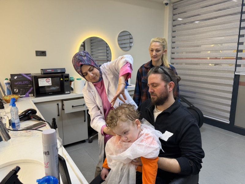 Kocaeli'de Özel Gereksinimli Çocukların İlk Saç Kesimi Unutulmaz Bir Deneyime Dönüşüyor