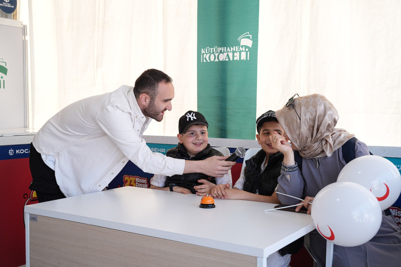 İzmit Milli İrade Meydanı’nda 23 Nisan Şenliği Coşkusu Yarışmalarla Sürüyor