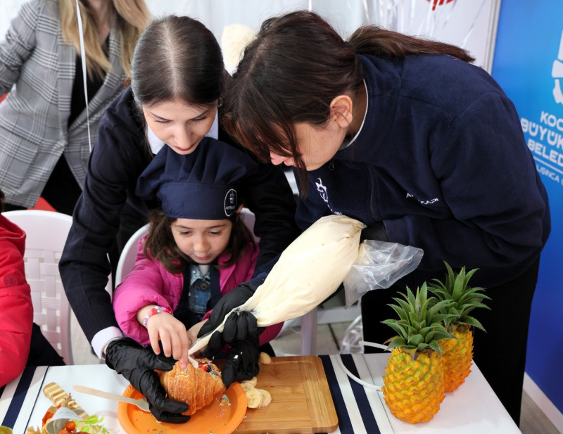 İzmit’te Çocuklar Kruvasan Süsleme Atölyesinde 23 Nisan Coşkusunu Renklerle Yaşadı