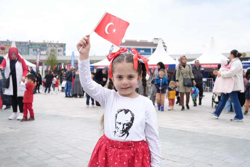İzmit Milli İrade Meydanı’nda 23 Nisan Coşkusu Çocuklarla Renkli Görüntülere Sahne Oldu