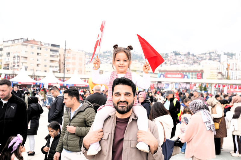 İzmit Milli İrade Meydanı’nda 23 Nisan Şenliği Renkli Atölyelerle Başladı