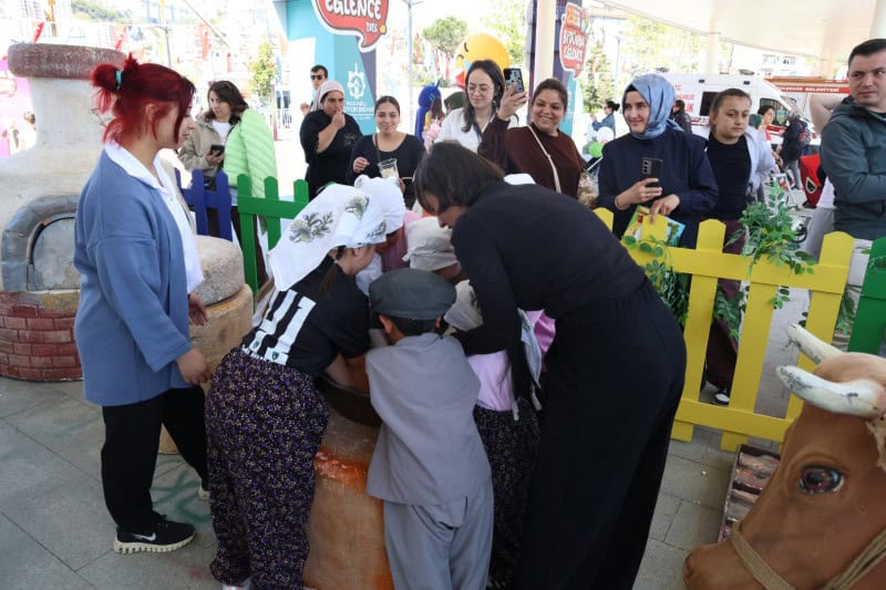 İzmit’te Çocuklar 23 Nisan Şenliği’nde Köy Hayatını ve Ekmek Yapımını Deneyimledi