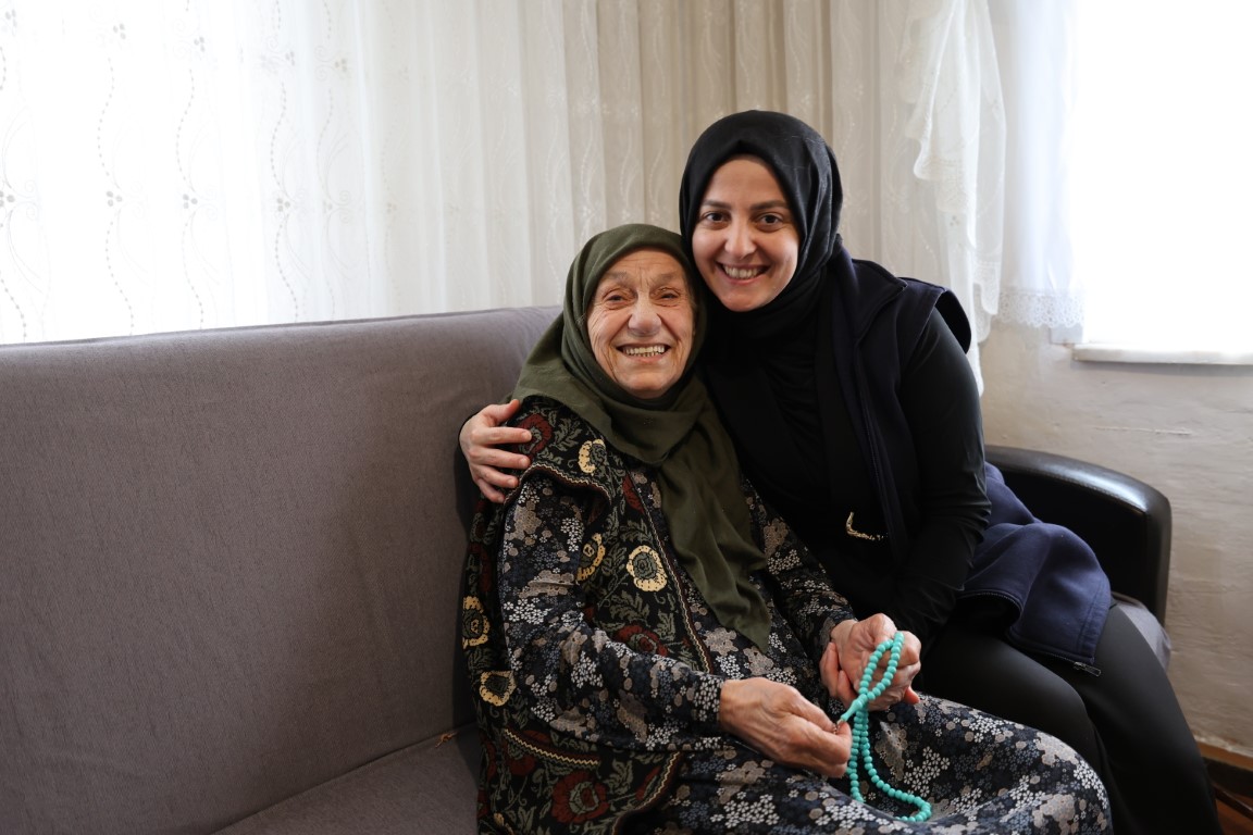 Kartepe’de 92 Yaşındaki Neriman Teyze’ye Anlamlı Doğum Günü Sürprizi