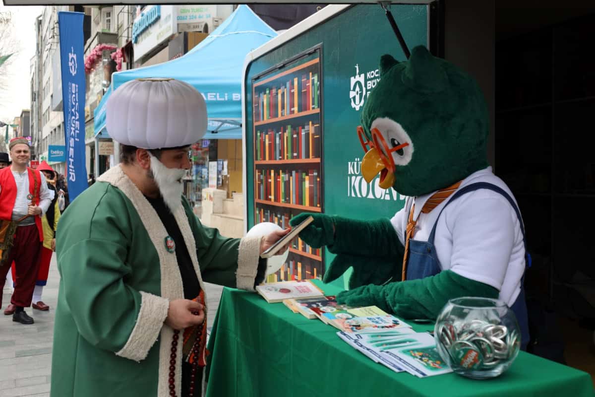 İzmit’te Kitap Kahramanlarıyla Renkli Etkinlik: Edebiyat Sokaklarla Buluştu