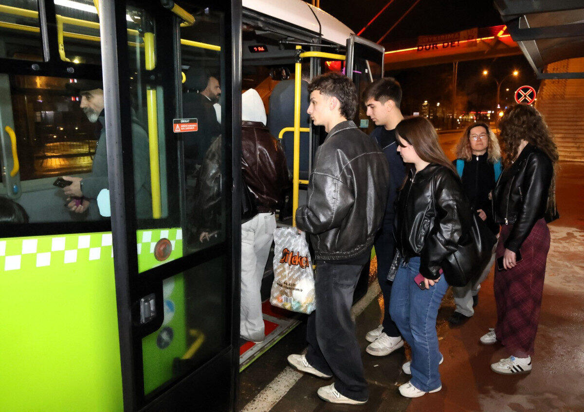 İzmit Şehit Ergün Köncü Caddesi'nde Yol Çizgileri ve Üstyapı Yenileme Çalışmaları Tamamlandı