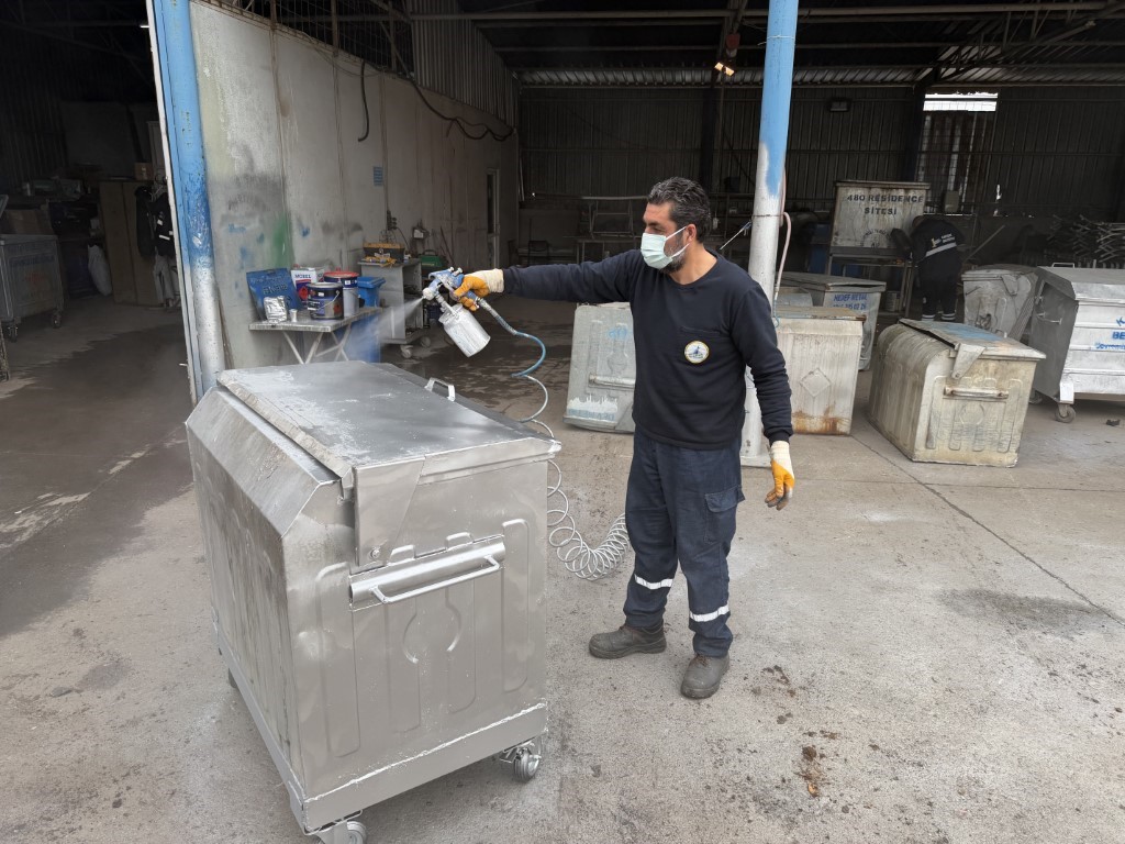 Kartepe’de Çöp Konteynerleri Yenilenerek Sokaklara Geri Dönüyor