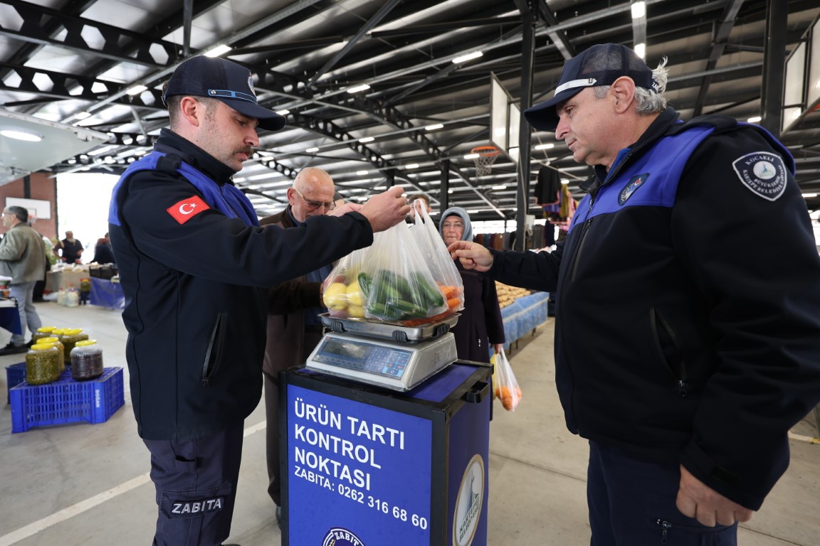 Kartepe’de Pazar Yerlerinde Zabıta Ekiplerinden Tartı Denetimi